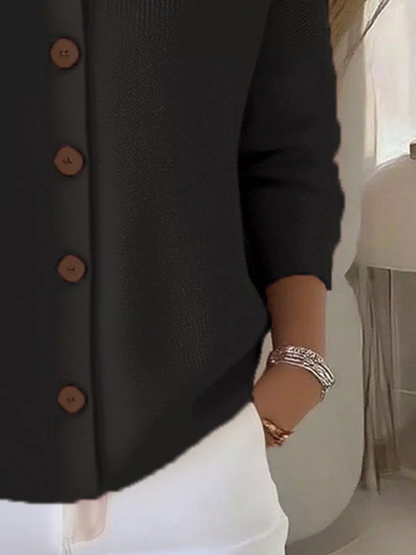 Mila™ – Elegants Strickjäckli mit Chnöpf