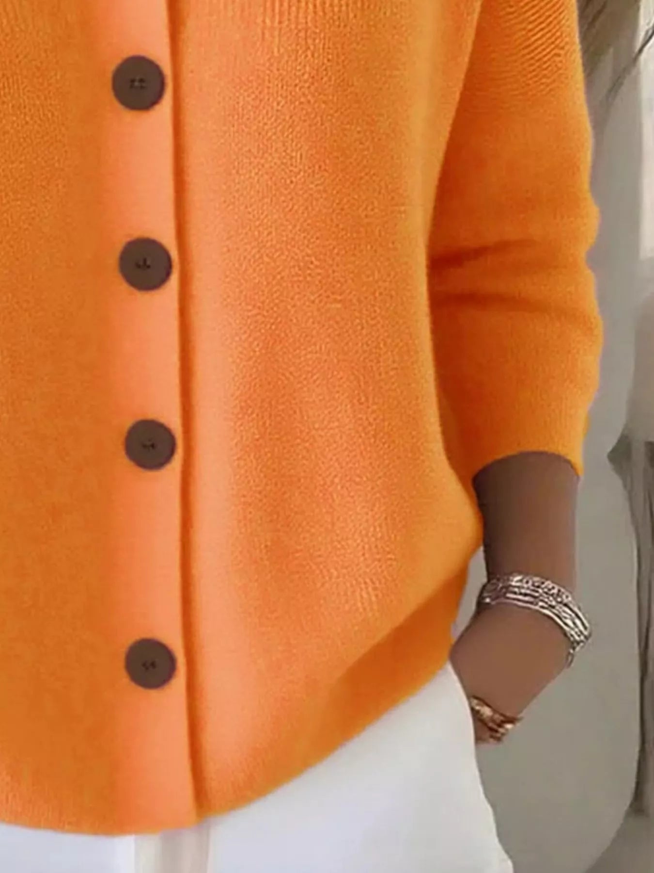 Mila™ – Elegants Strickjäckli mit Chnöpf