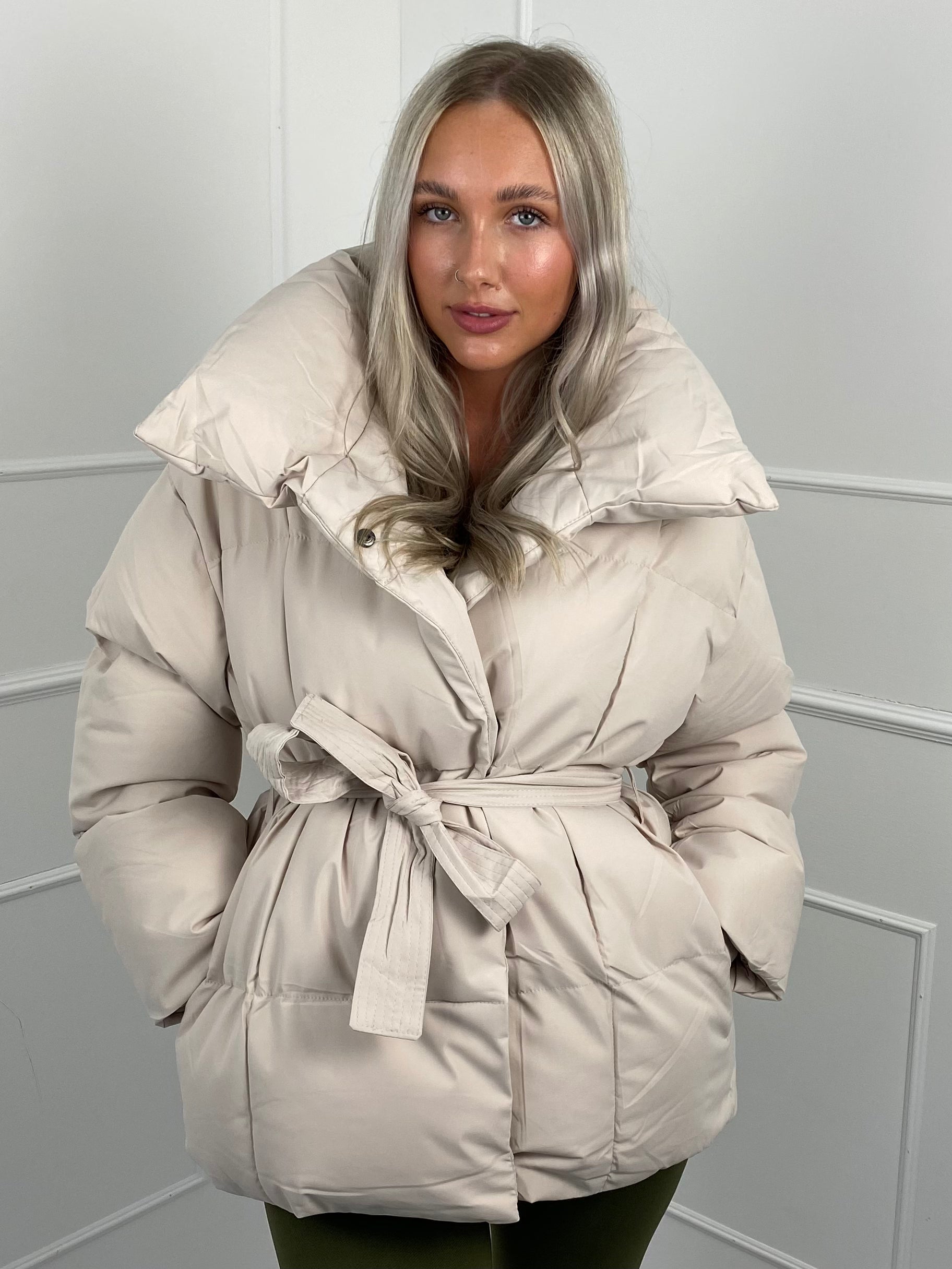 KARLY – Kurze Pufferjacke mit Gürteltasche
