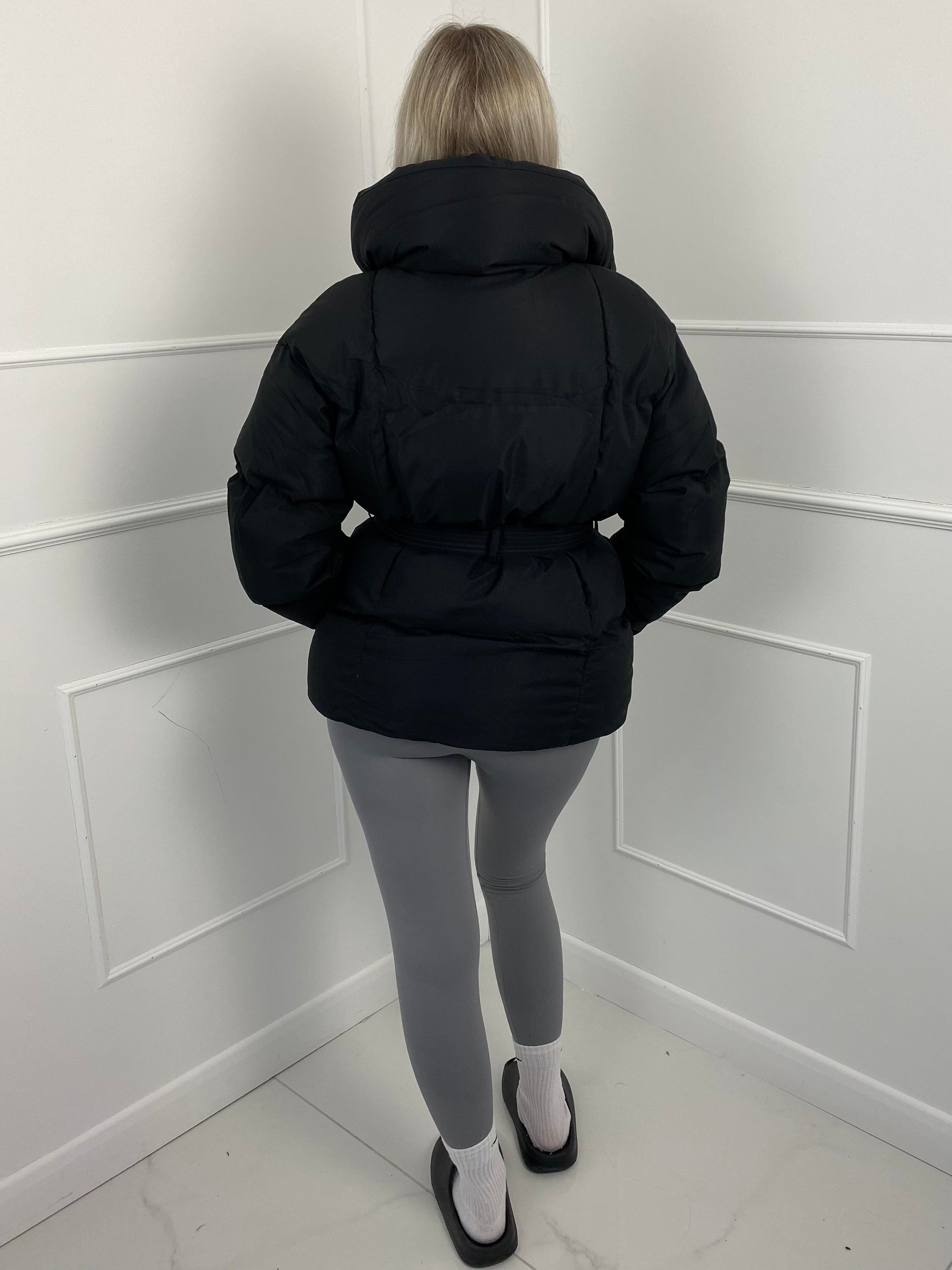 KARLY – Kurze Pufferjacke mit Gürteltasche