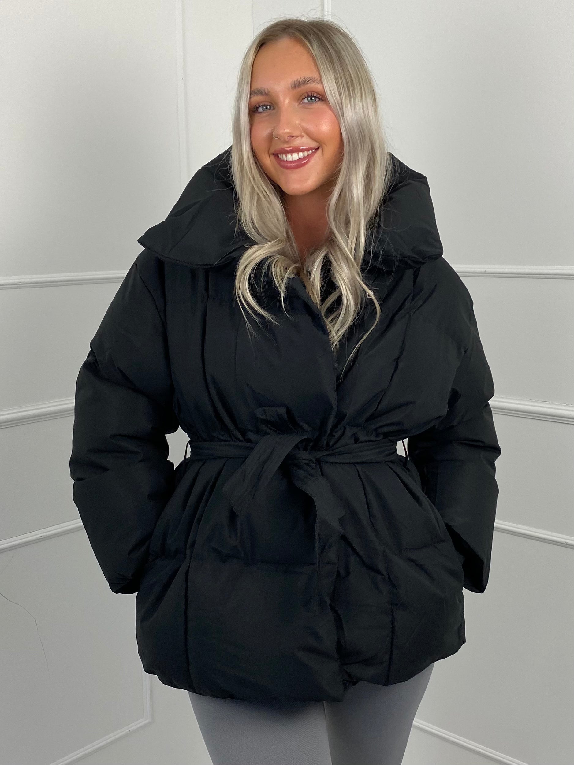 KARLY – Kurze Pufferjacke mit Gürteltasche