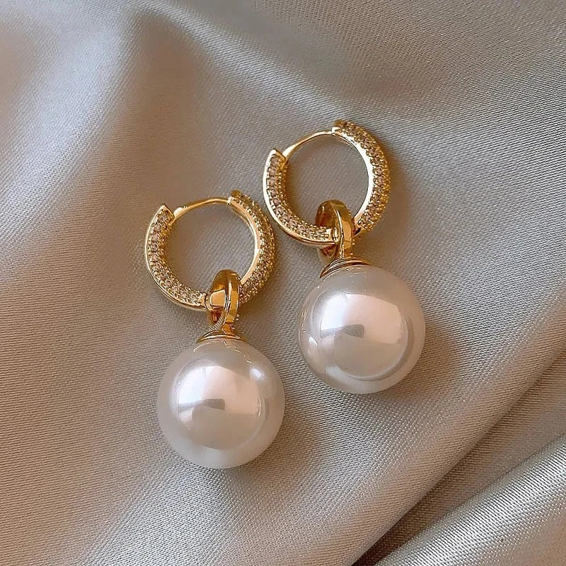 Elegante Ohrringe mit Perlen