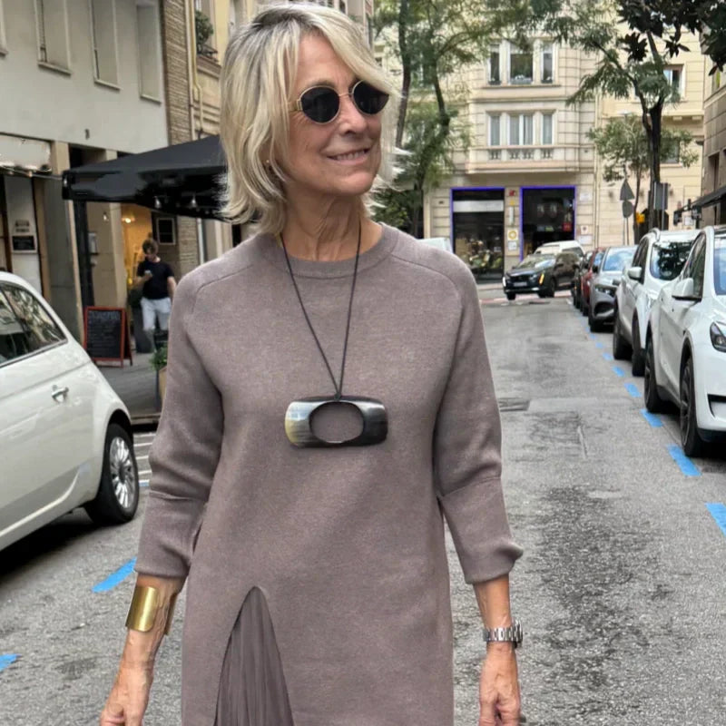 Helena – Elegants gestrickts Midikleid mit Seitenschlitz