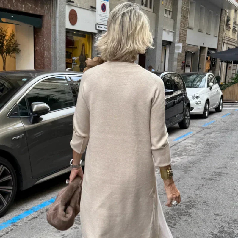 Helena – Elegants gestrickts Midikleid mit Seitenschlitz