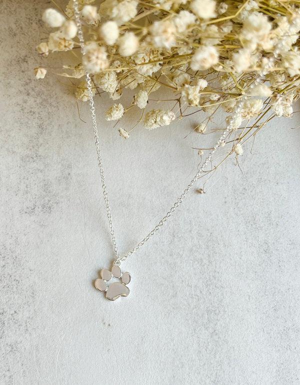 Elegante silberne Halskette mit pfötchenförmigem Anhänger
