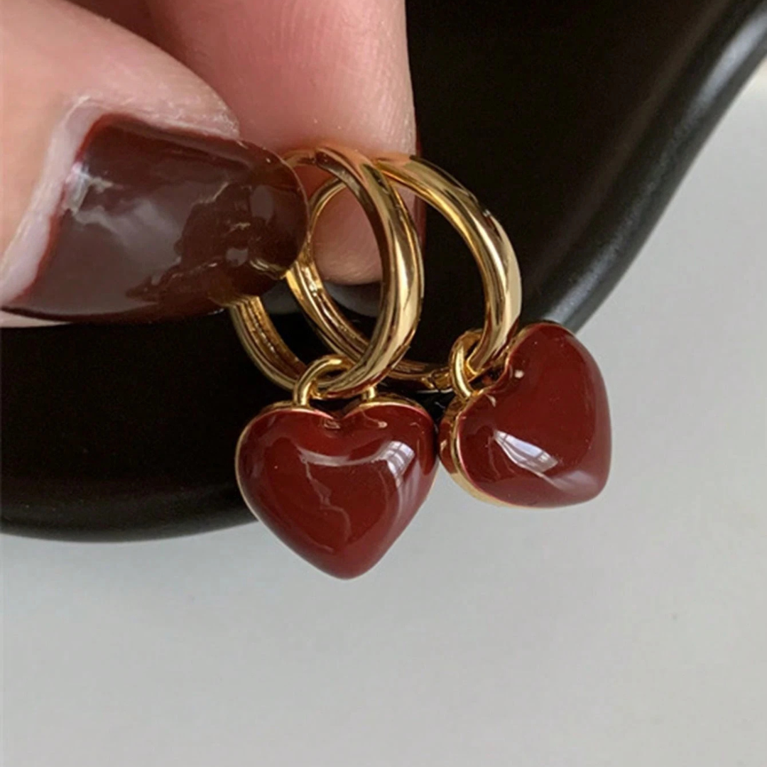 Goldene Reif-Ohrringe mit rotem Herz