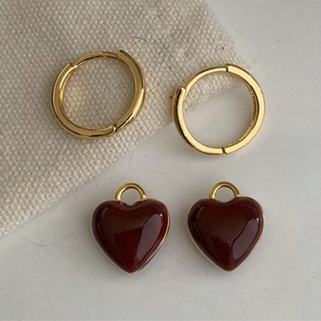 Goldene Reif-Ohrringe mit rotem Herz