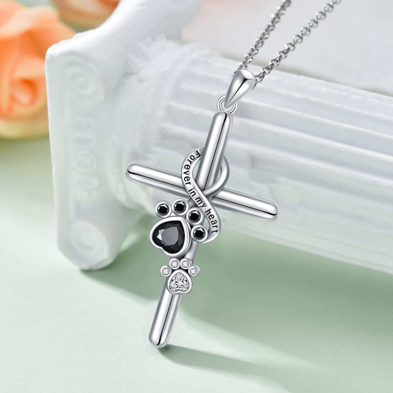 Halskette mit Tatze und Kreuz in Silber