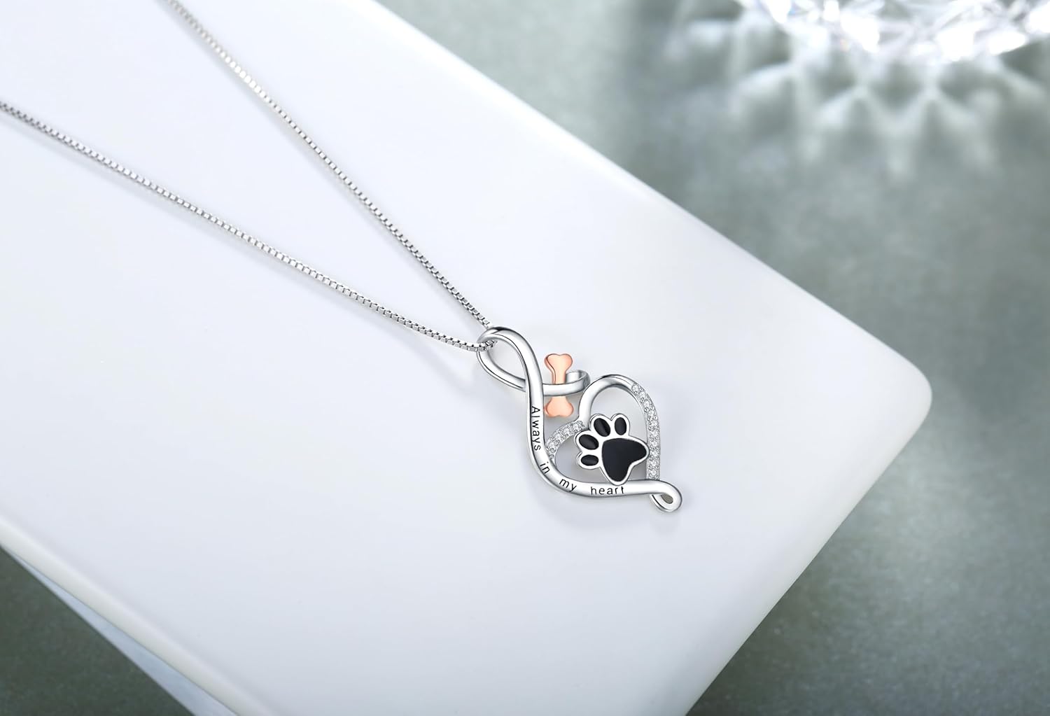 Lucky Paw Halskette mit Herz, Knochen und Unendlichkeitssymbol