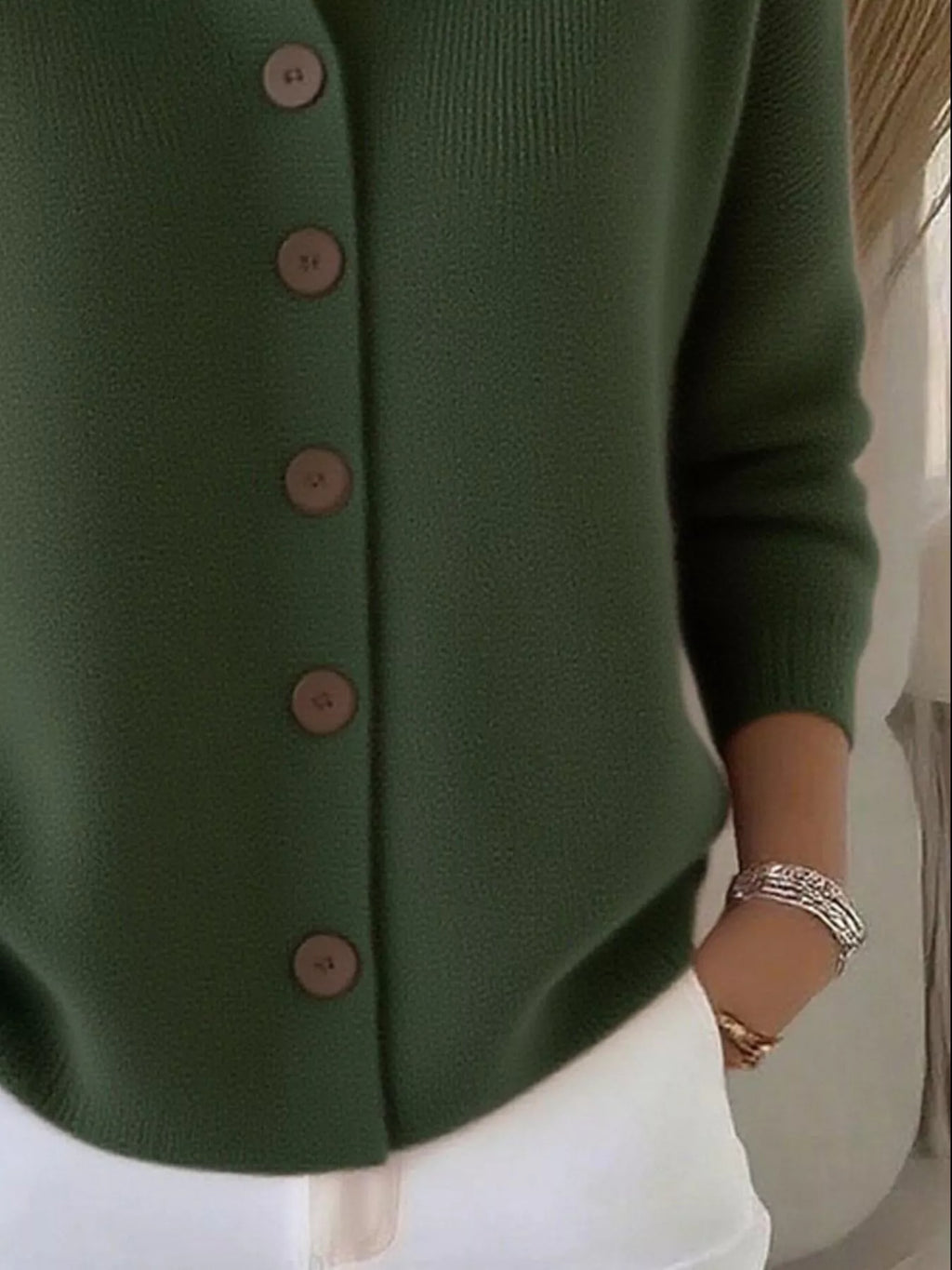 Mila™ – Elegants Strickjäckli mit Chnöpf