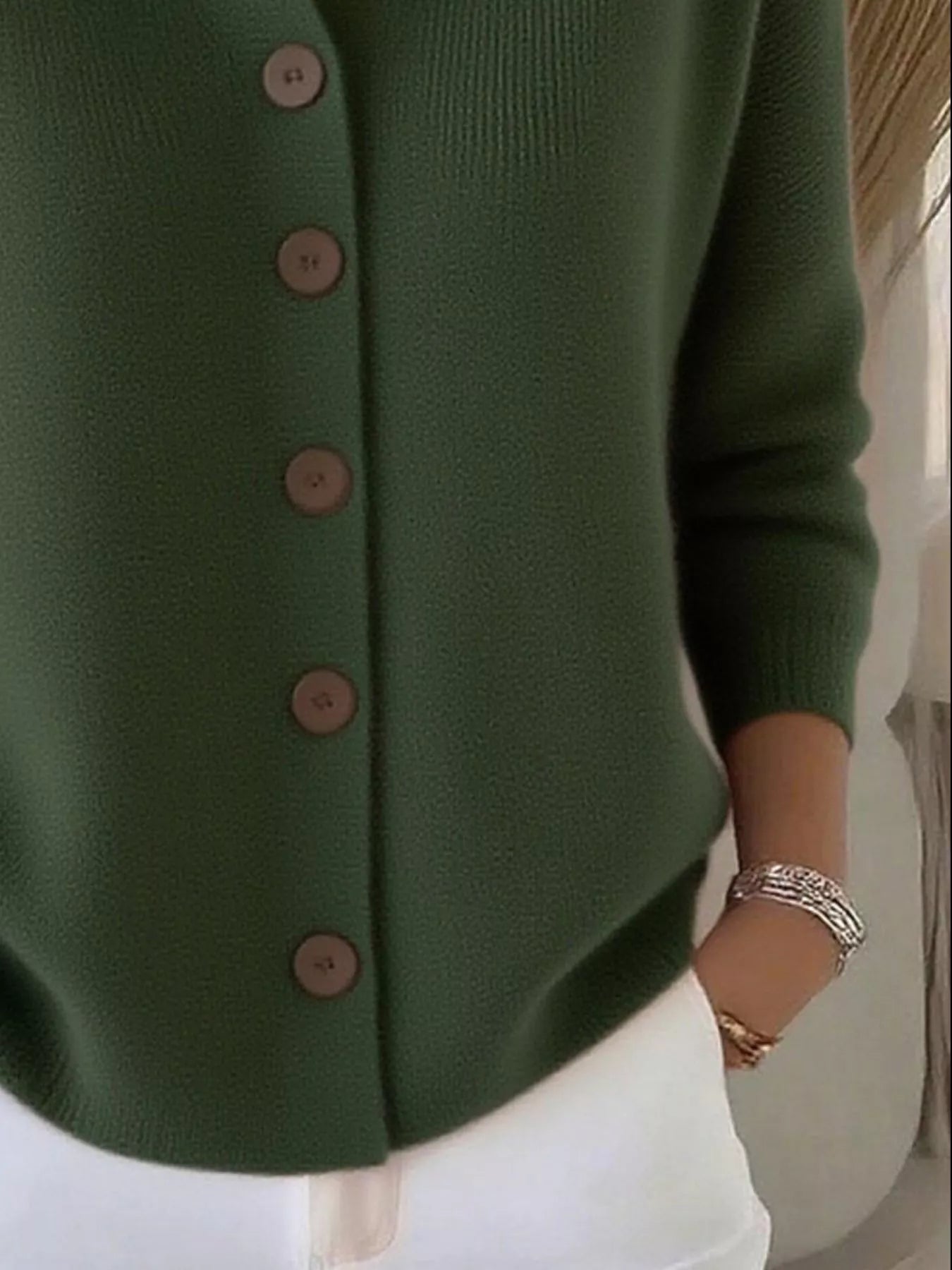 Mila™ – Elegants Strickjäckli mit Chnöpf