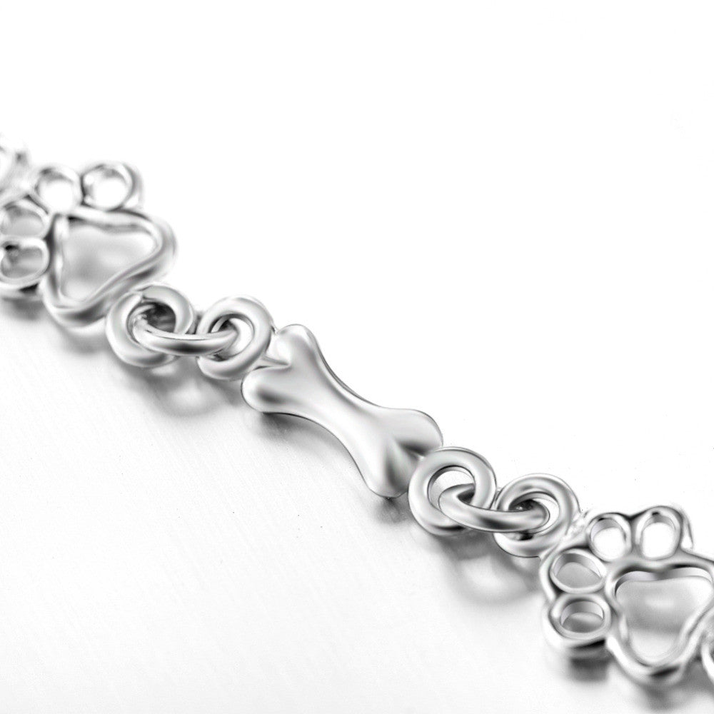 Armband mit Anhänger aus Silber mit Hundepfoten und -knochen