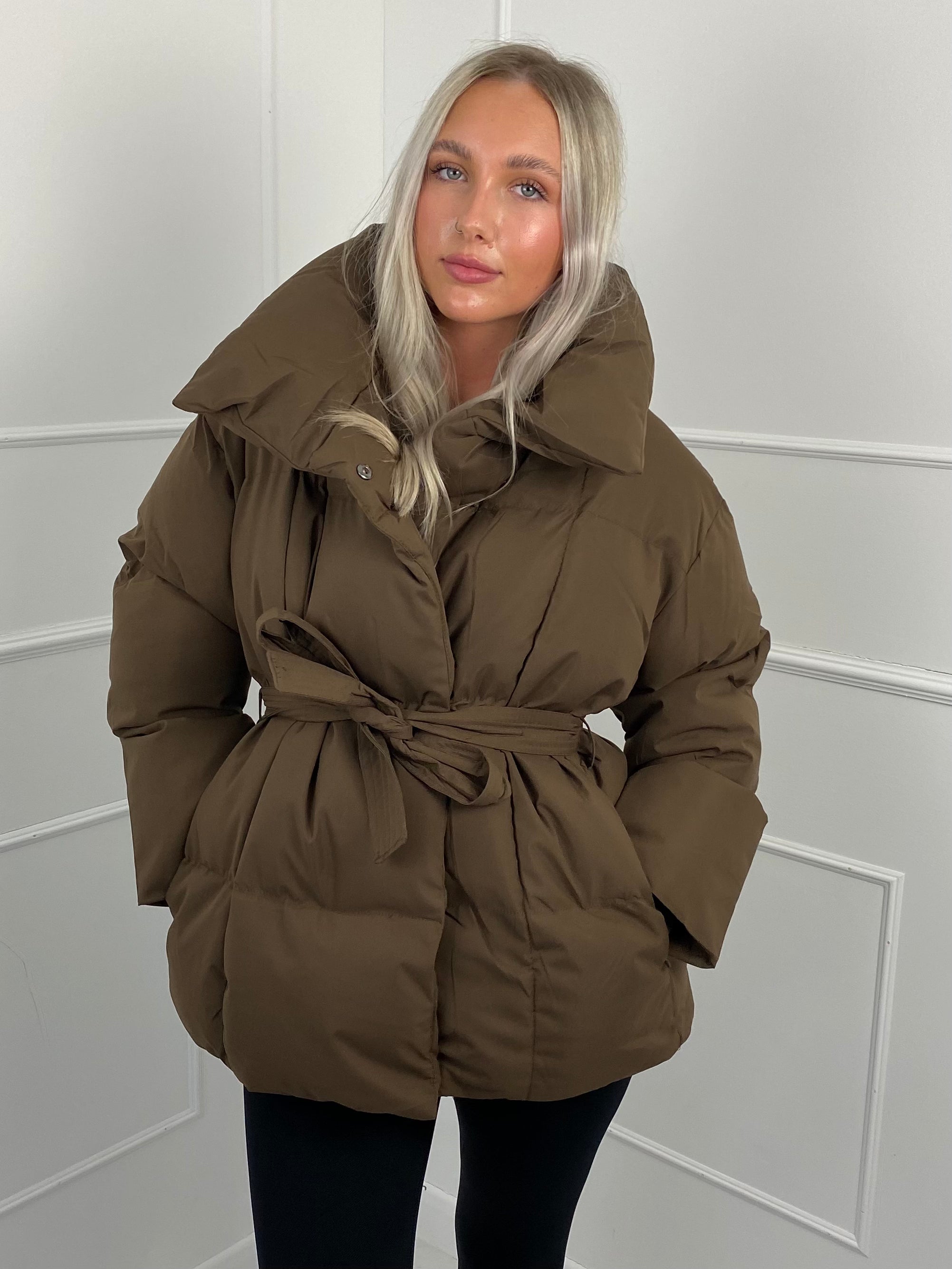 KARLY – Kurze Pufferjacke mit Gürteltasche
