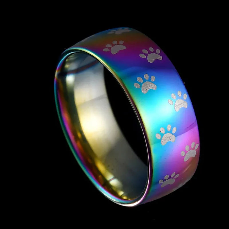 Handgefertigter regenbogenfarbener Edelstahlring mit Pfotenabdruck