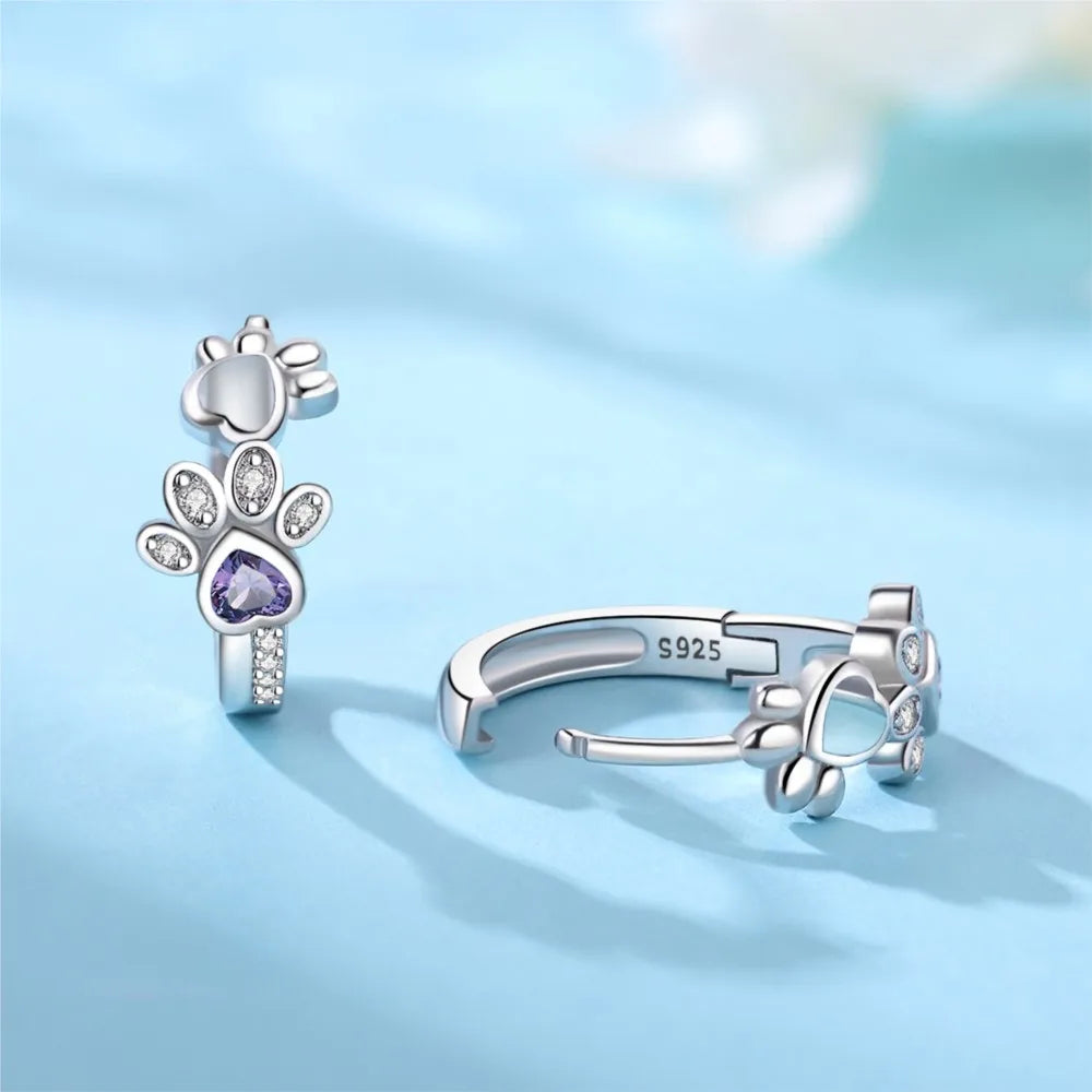 Paw Huggie Silberohrringe mit Zirkonia und herzförmigem Edelstein
