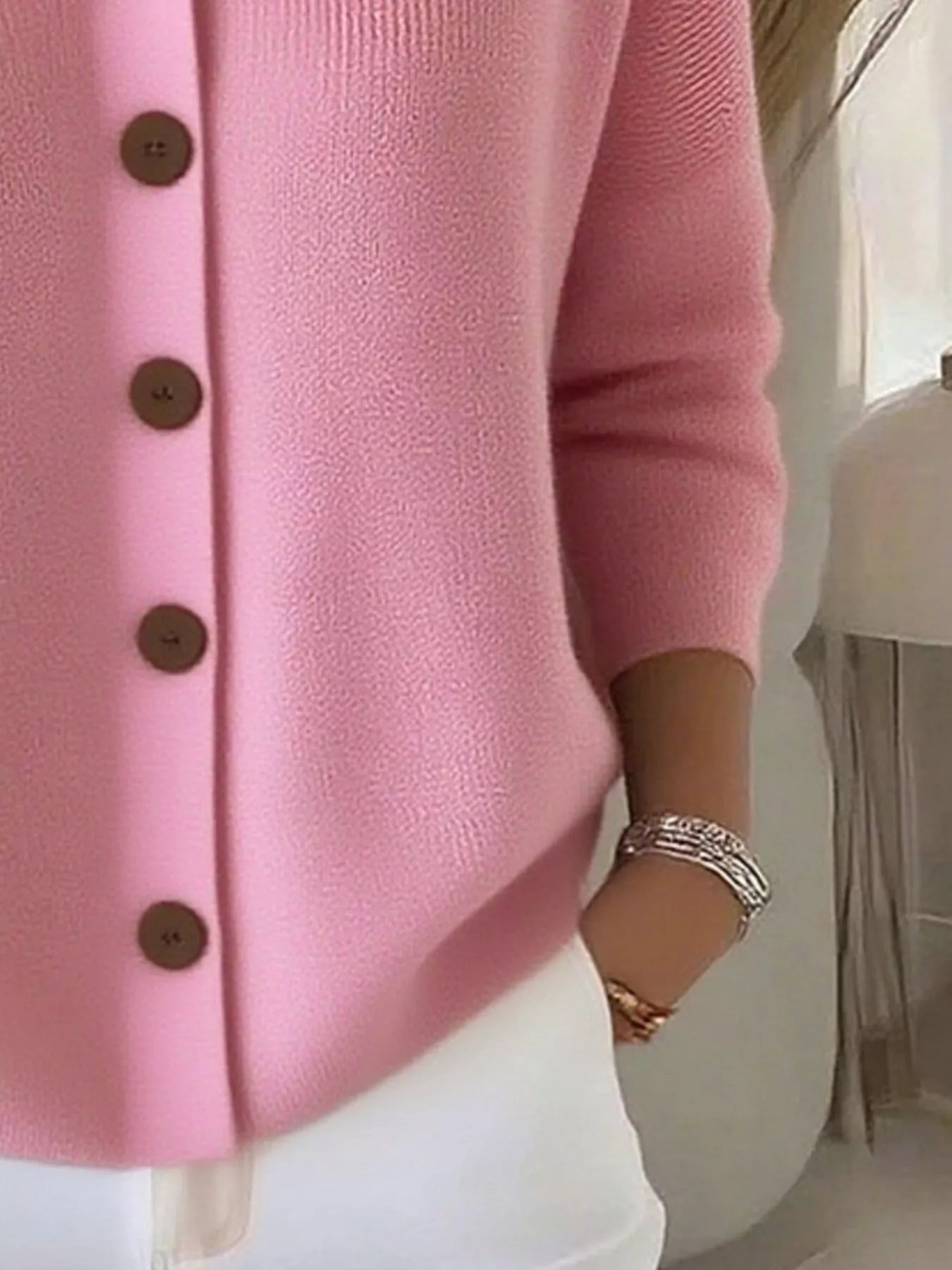 Mila™ – Elegants Strickjäckli mit Chnöpf