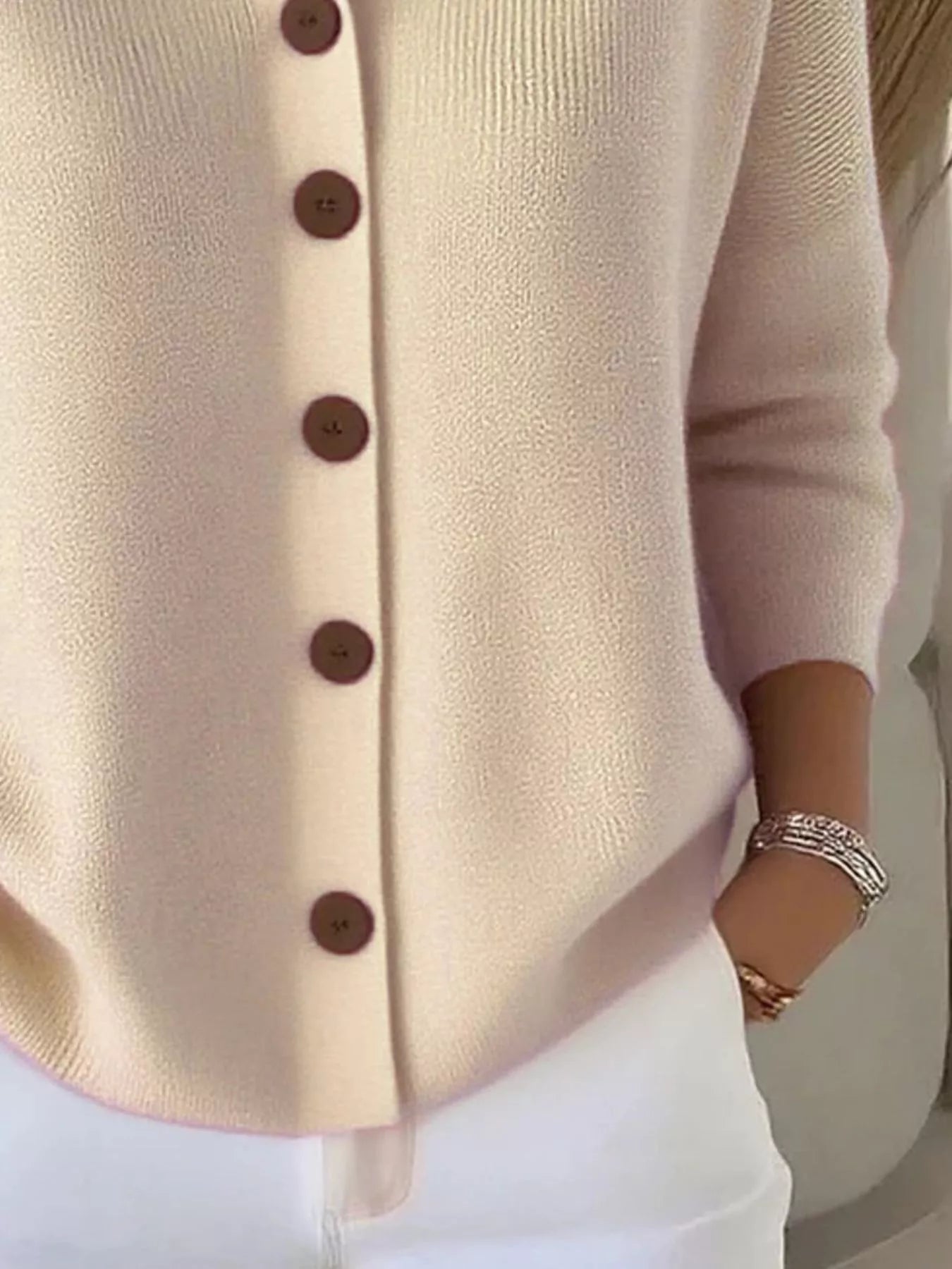 Mila™ – Elegants Strickjäckli mit Chnöpf